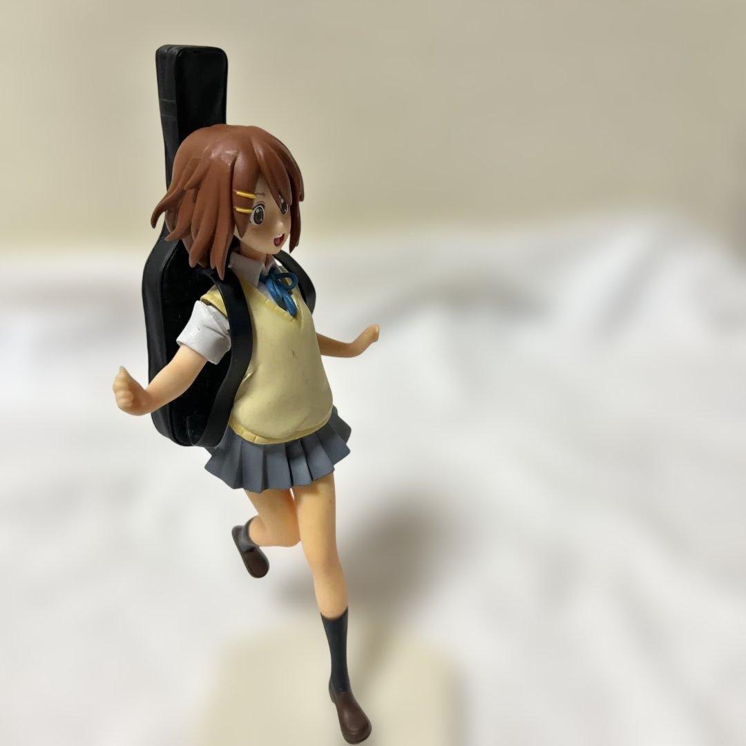 けいおん!ギターケースを背負った平沢唯のフィギュア