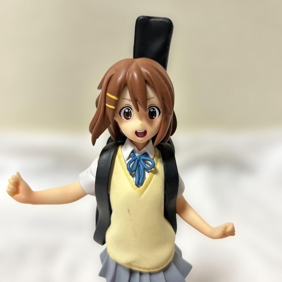 けいおん!ギターケースを背負った平沢唯のフィギュア