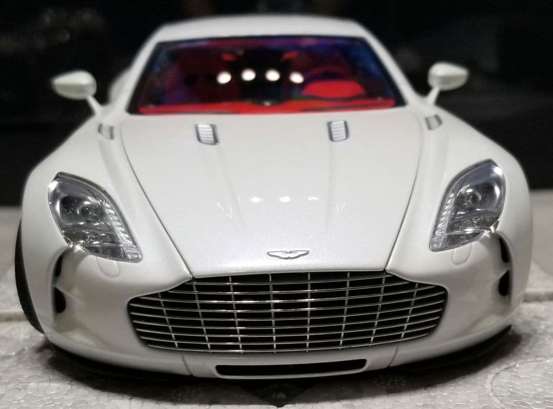 オートアート　シグネイチャー 1/18 　アストンマーチンONE-77