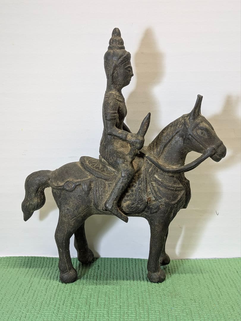 仏教美術における釈迦の出家シーンを描いた「四門出遊」に関連する釈迦像である