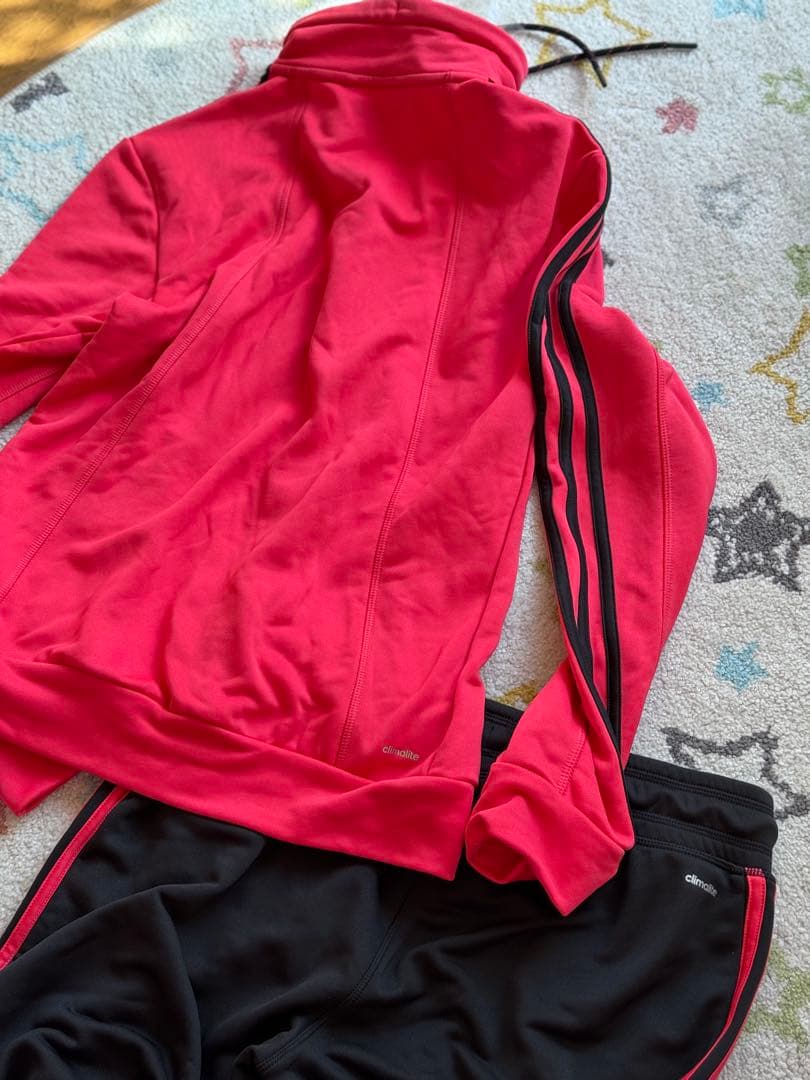 アディダス女性用スポーツウエア上下新品