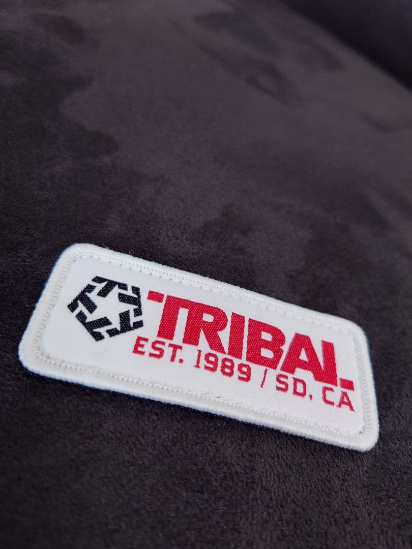 TRIBAL GEAR スナップバックキャップ 赤黒