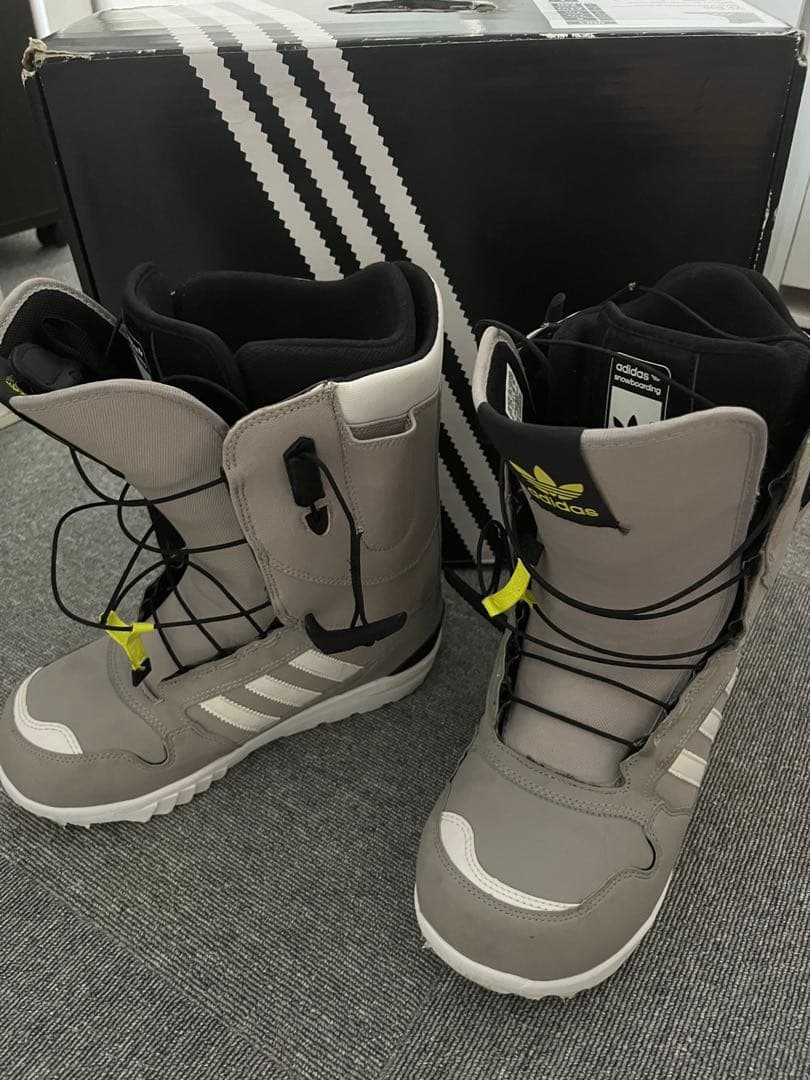 ≡ adidas ≡ スノーボードブーツ グレー