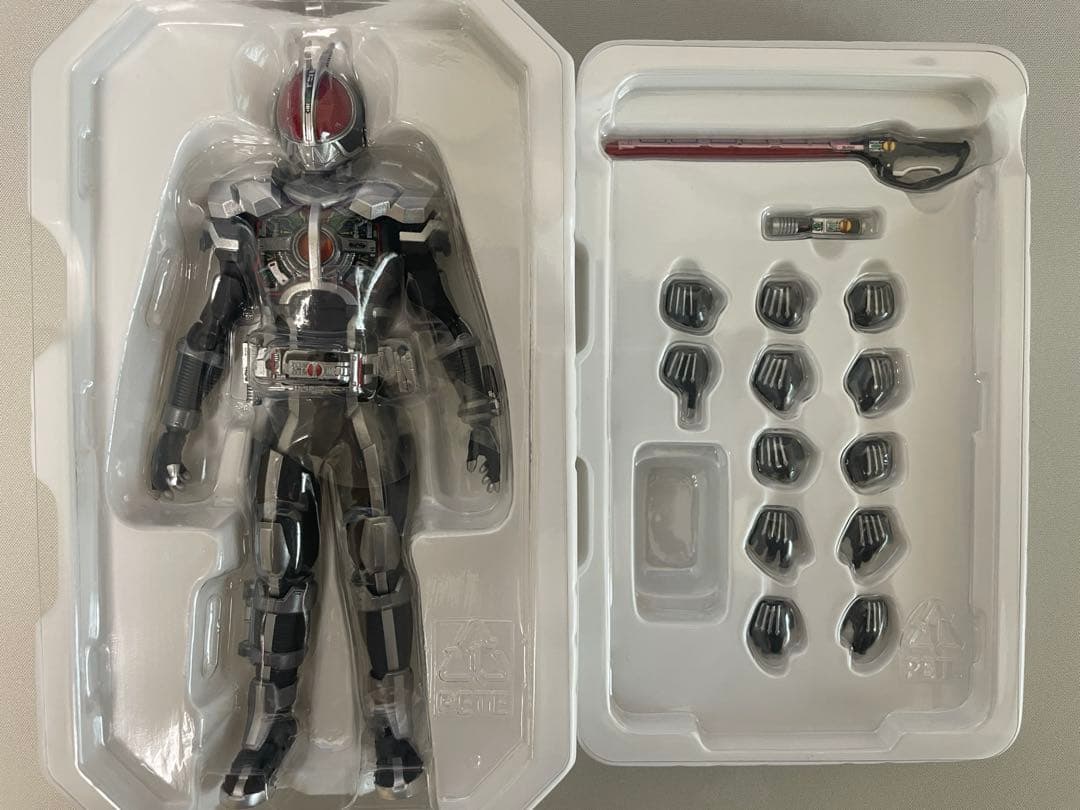 S.H.Figuarts（真骨彫製法）仮面ライダーファイズ アクセルフォーム