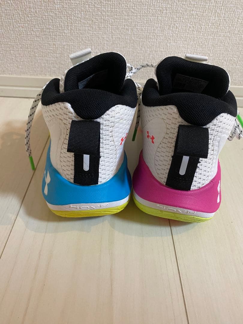 Under Armour バスケットボールシューズ ホワイト/マルチカラー