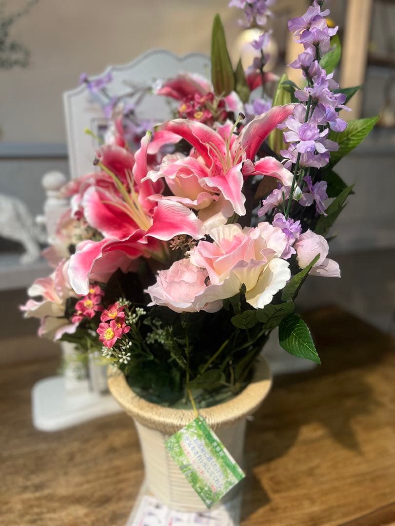 ピンクユリとバラの造花アレンジメント