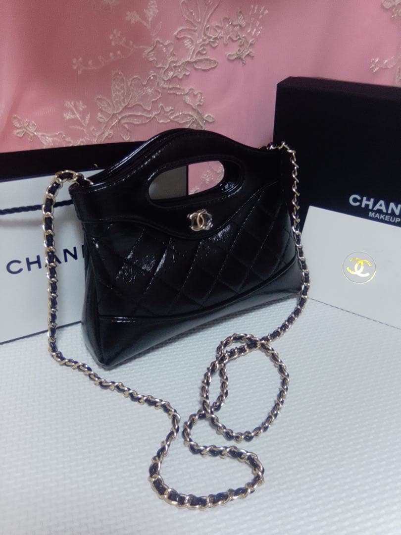 CHANEL ノベルティ 2way キルティングエナメル加工バッグ