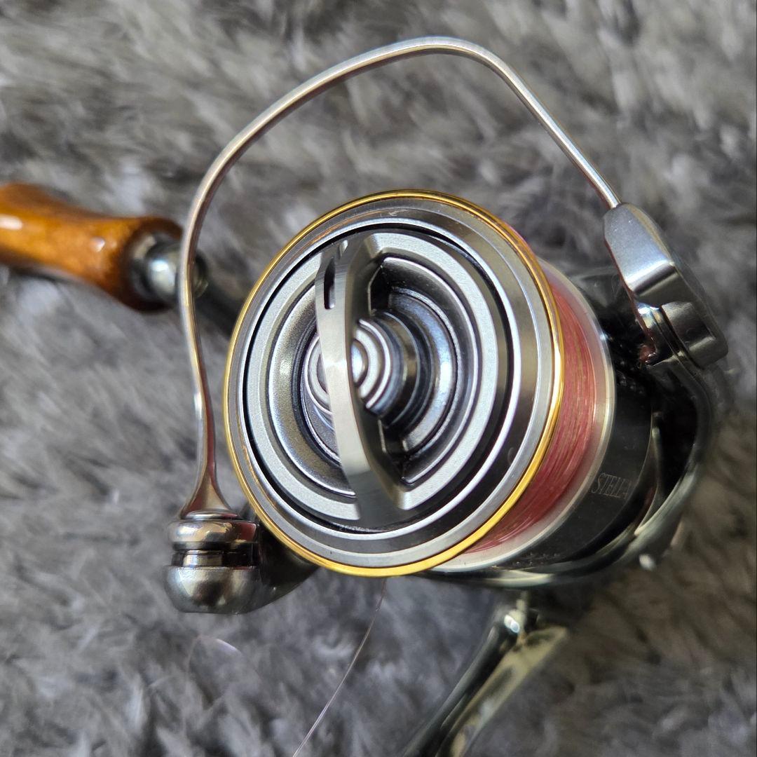 シマノ　18ステラ C2500SHG ウッドハンドルノブ付き