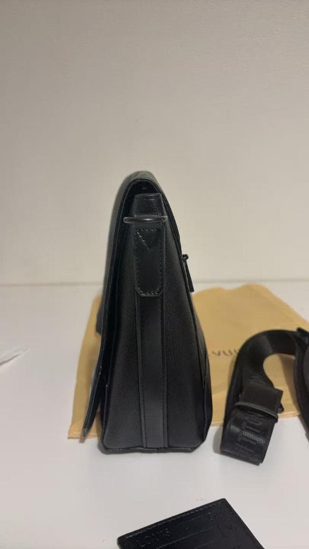 M57080ブラック レザー メッセンジャーバッグ ショルダーバッグ