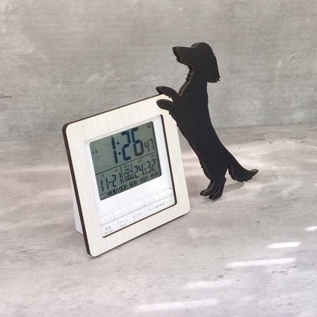 【電波時計】ワンちゃんが寄り添う電波デジタル時計 ― ダックスフンド　黒