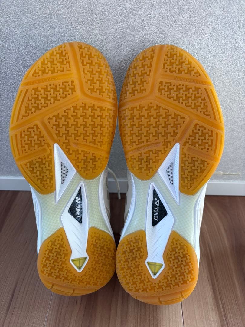 美品　YONEX バドミントンシューズ パワークッション65Z3SY 24cm