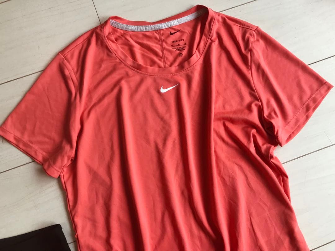 NIKEスリットがカッコいいビクトリースコートとゆったりテニストップス上下セット