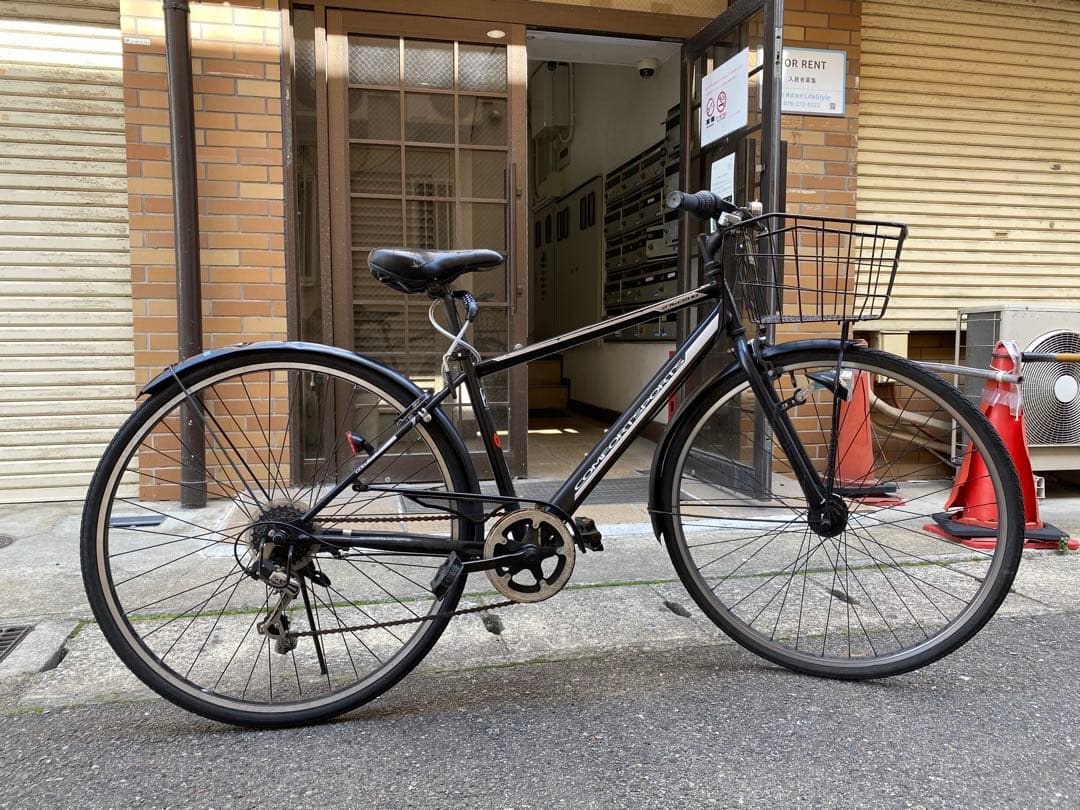 黒いシティサイクル 26インチ 前バスケット付き