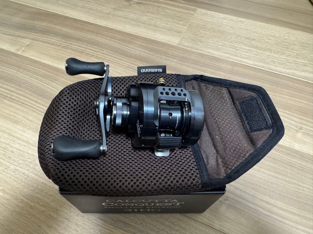 シマノ24 カルカッタコンクエスト シャローエディション 31HG(左)