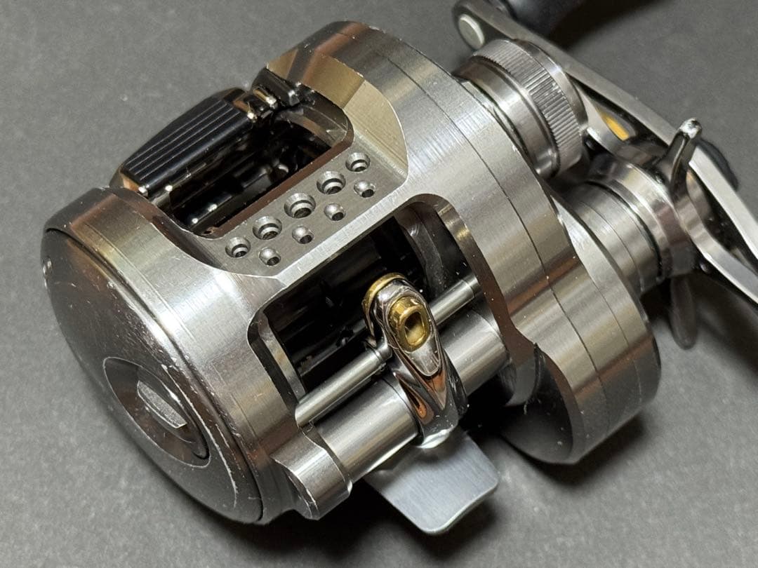 シマノ　23カルカッタコンクエスト BFS HG 左巻き　ベイトリール
