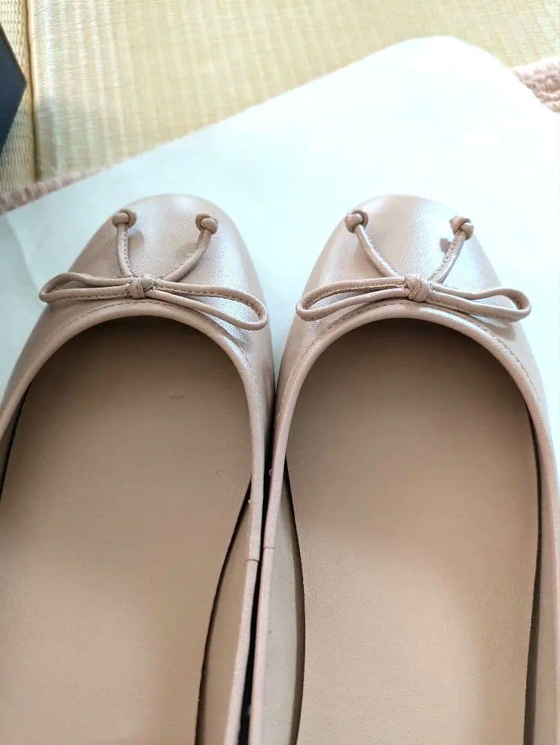 美品です。お値下げです。COLE HAAN ベージュ バレエシューズ
