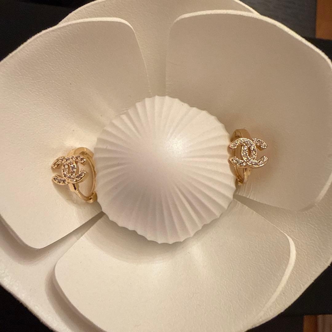 CHANEL ゴールドロゴ ピアス