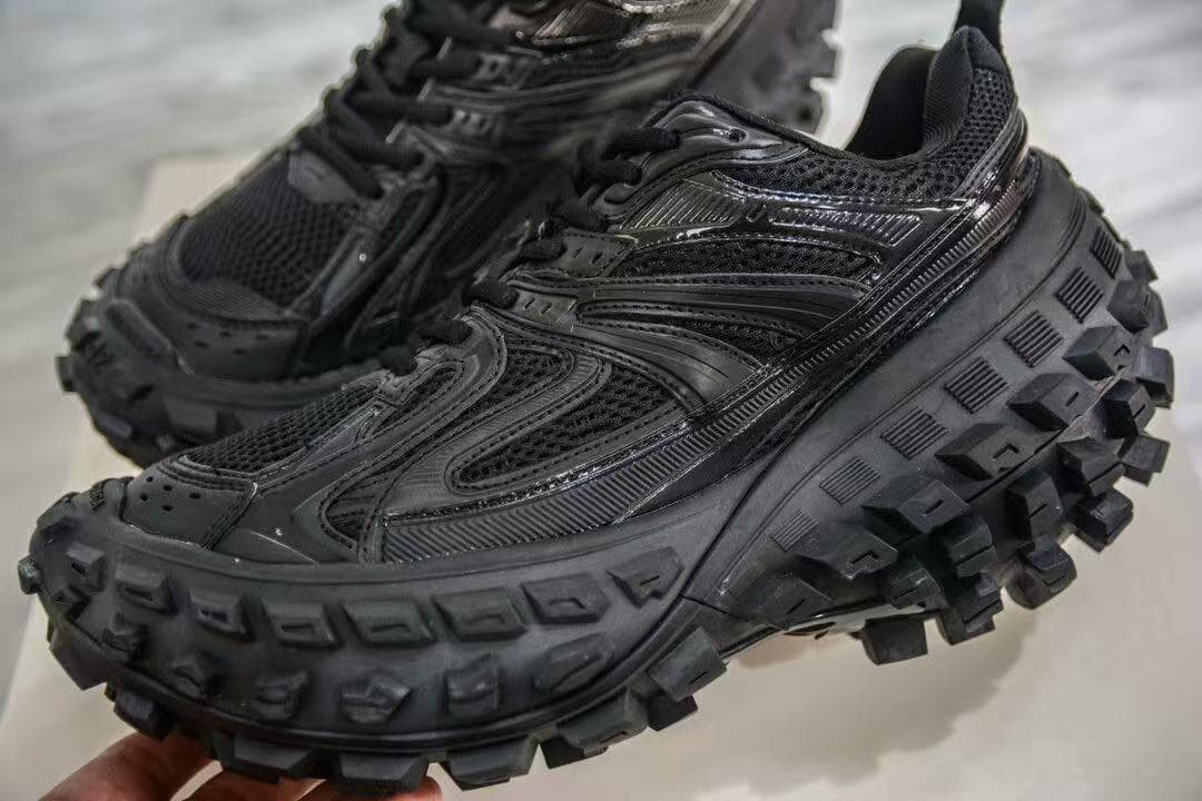 ブラックトレイルランニングシューズ