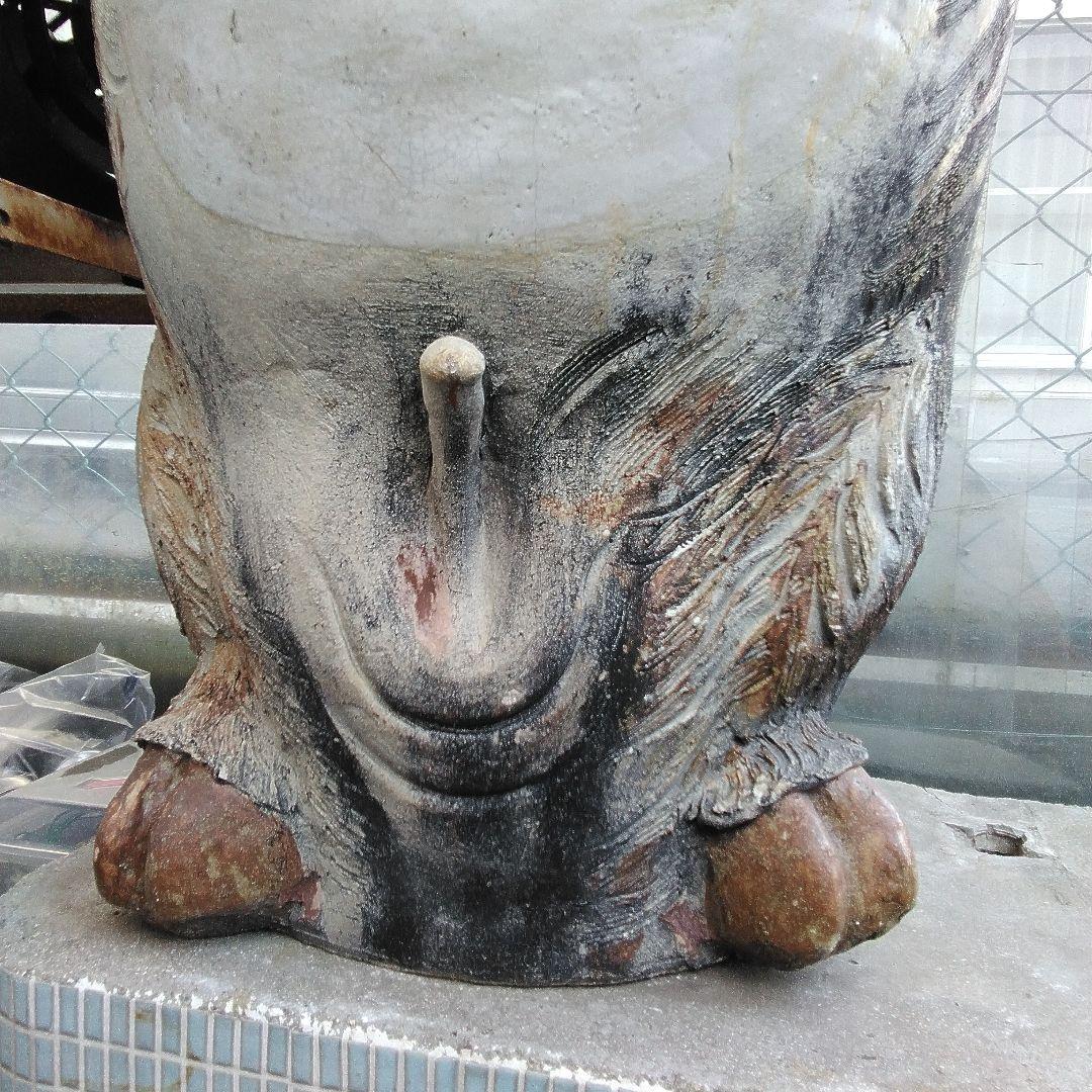 信楽焼の豚の看板。
