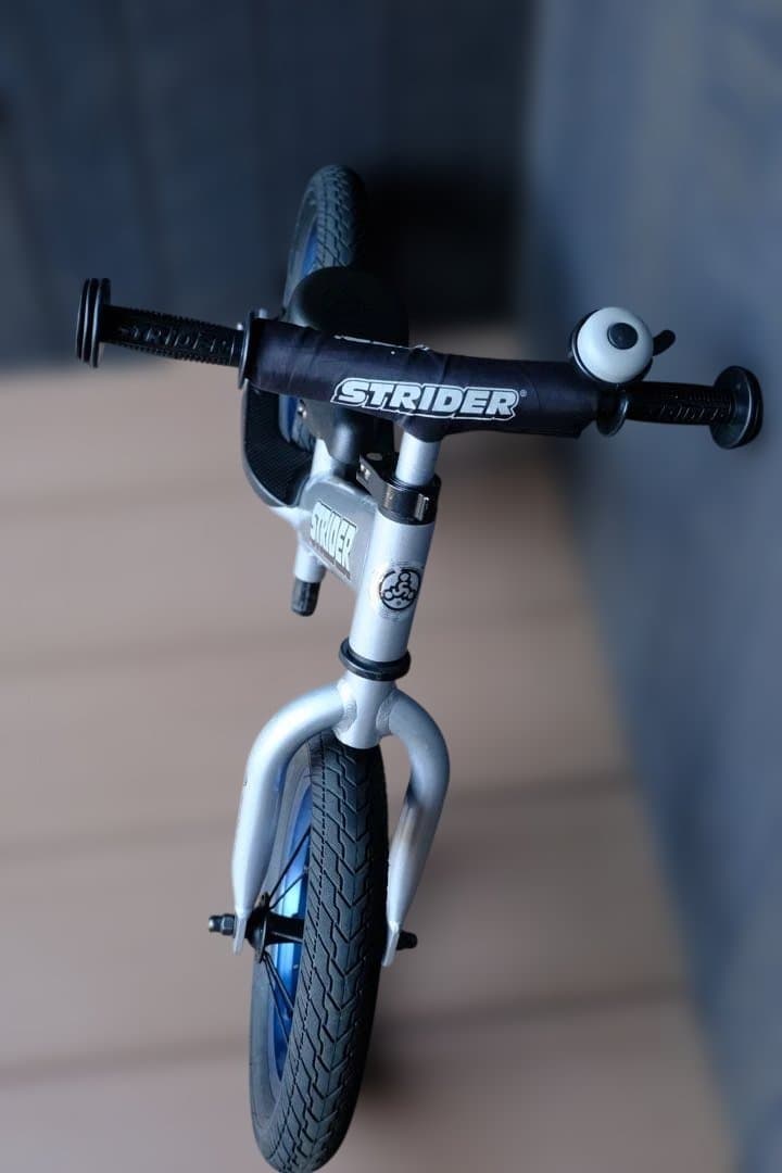 STRIDER PRO シルバー カスタムタイヤ（ゴムタイヤ） / ヘルメット