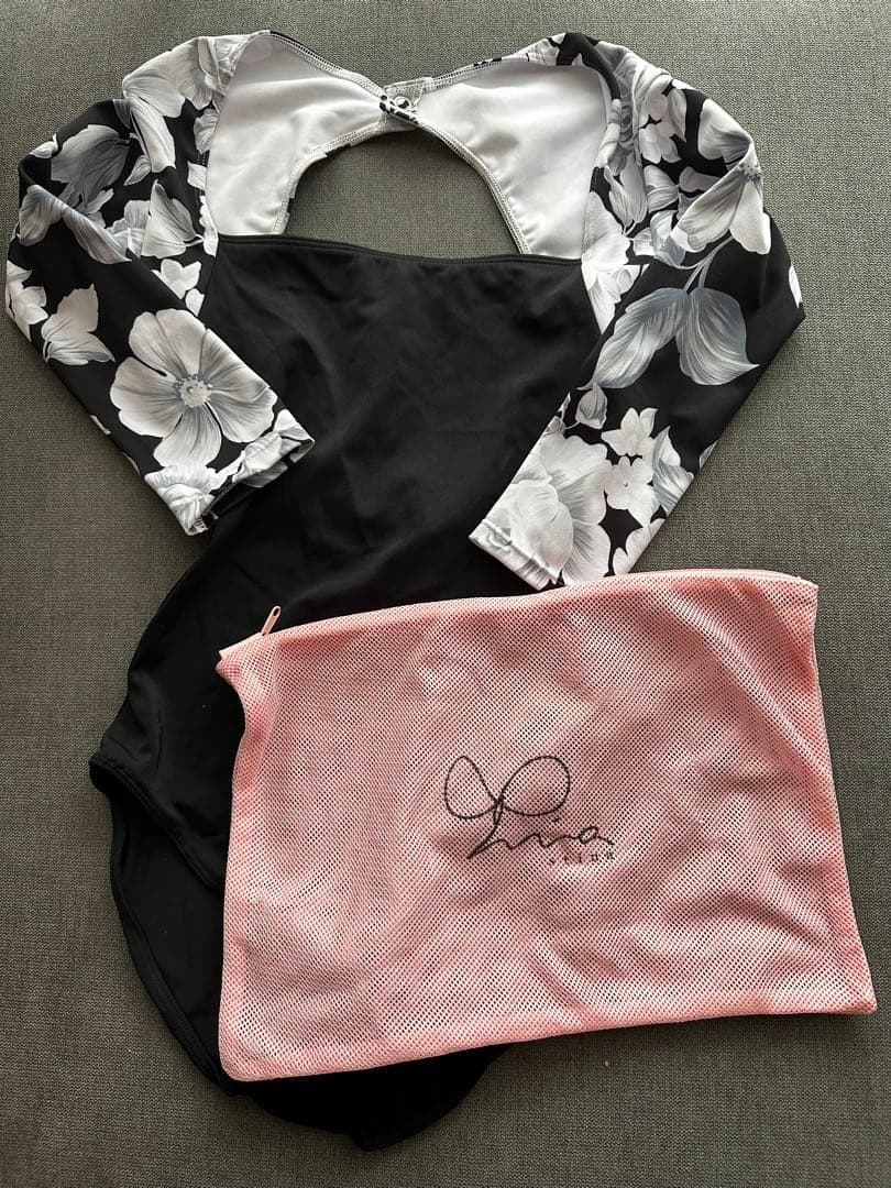 美品　Stina レオタード S ポーチ付き