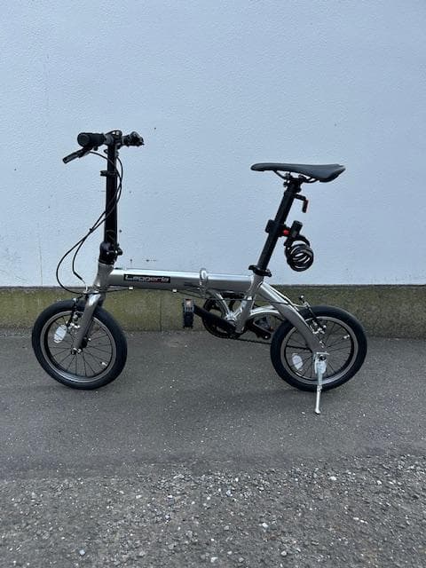 専用　折りたたみ折りたたみ自転車 シルバー 収納バッグ、鍵付き