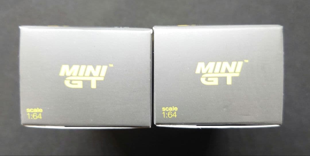 MINI GT Porsche 911 Carrera 4S 2台セット。