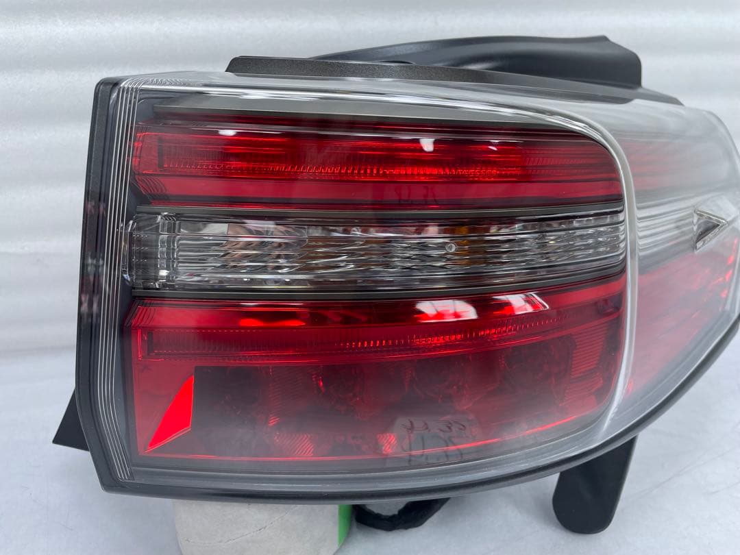 中古SAI AZK10 後期 右テールランプ KOITO 75-16