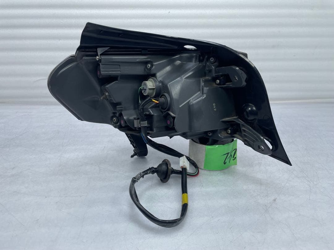 中古SAI AZK10 後期 右テールランプ KOITO 75-16