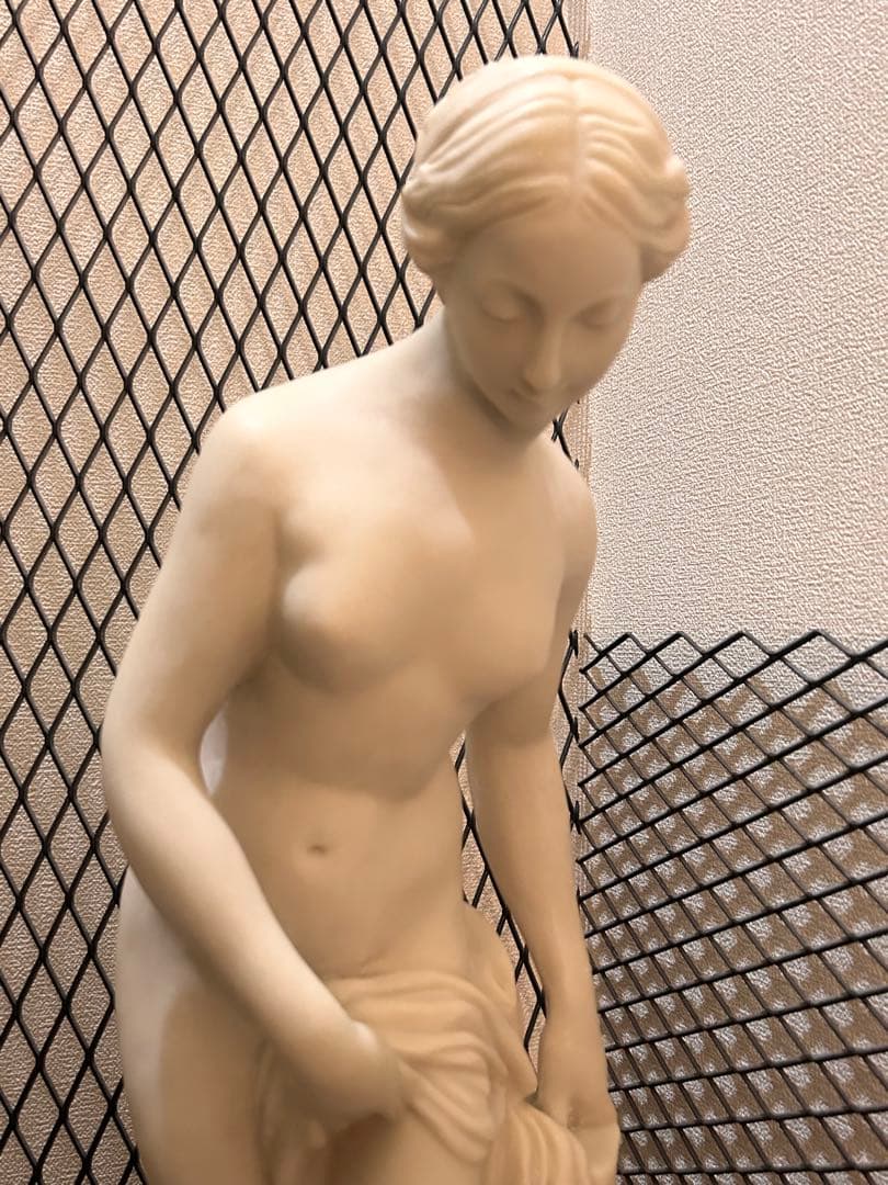 西洋彫刻 水浴する女 女神像 裸婦像 ヴィーナス　大理石調　 高さ約61cm