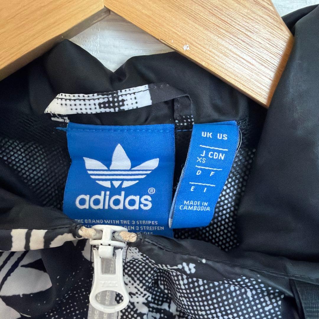 adidas グラフィックウィンドブレーカー XS