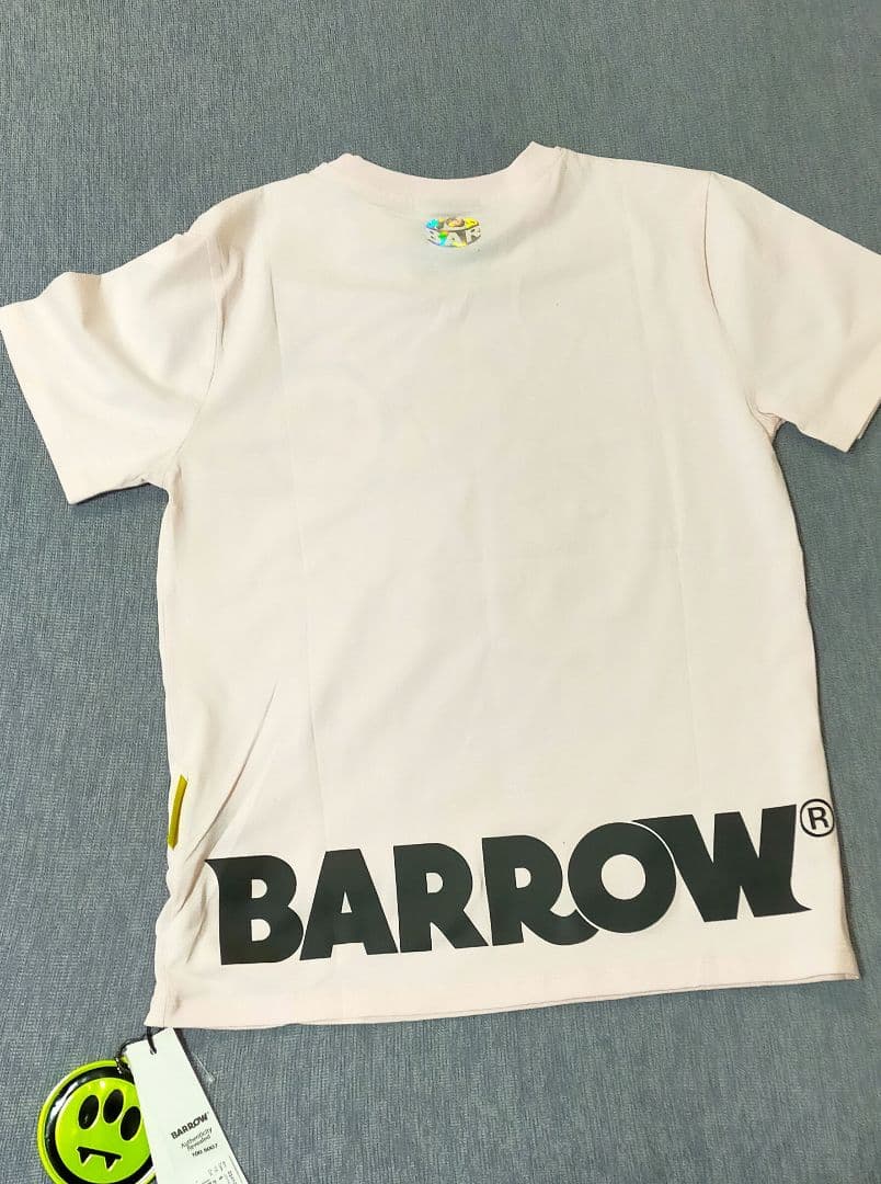 BARROWのロゴが入ったピンクのTシャツ！男女兼用、サイズはSサイズ。