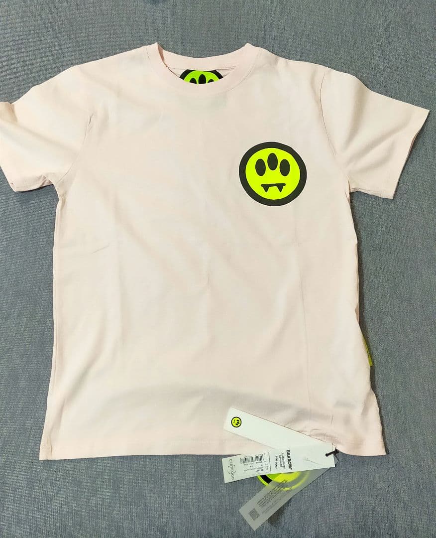 BARROWのロゴが入ったピンクのTシャツ！男女兼用、サイズはSサイズ。