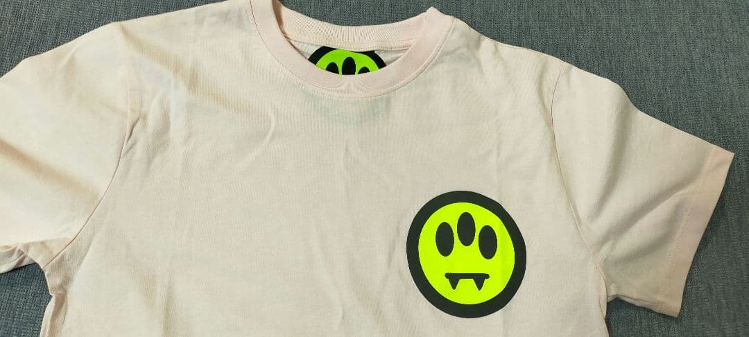 BARROWのロゴが入ったピンクのTシャツ！男女兼用、サイズはSサイズ。