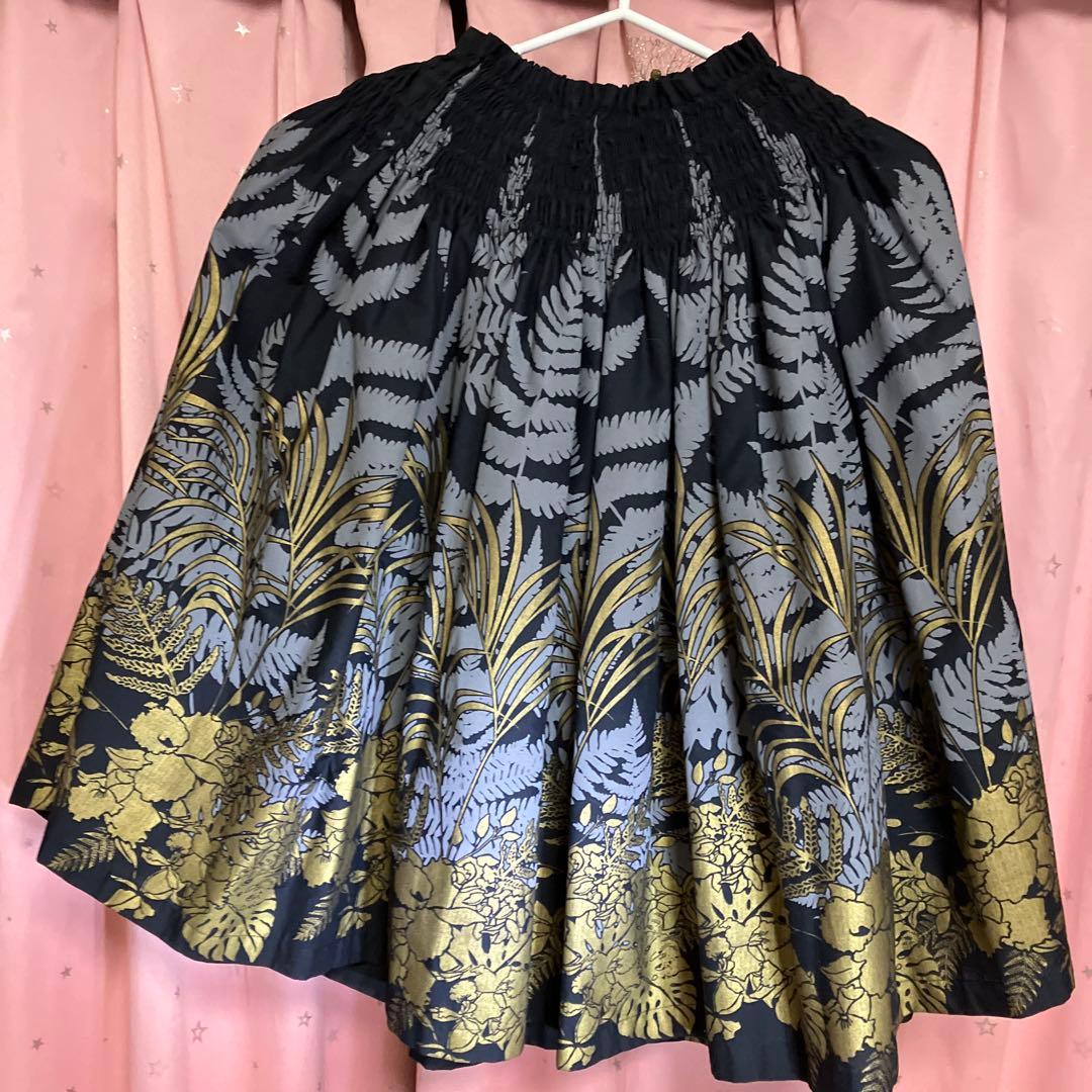 フラダンスパウ黒とTシャツと金の花柄　ネックレスと、髪飾りセット