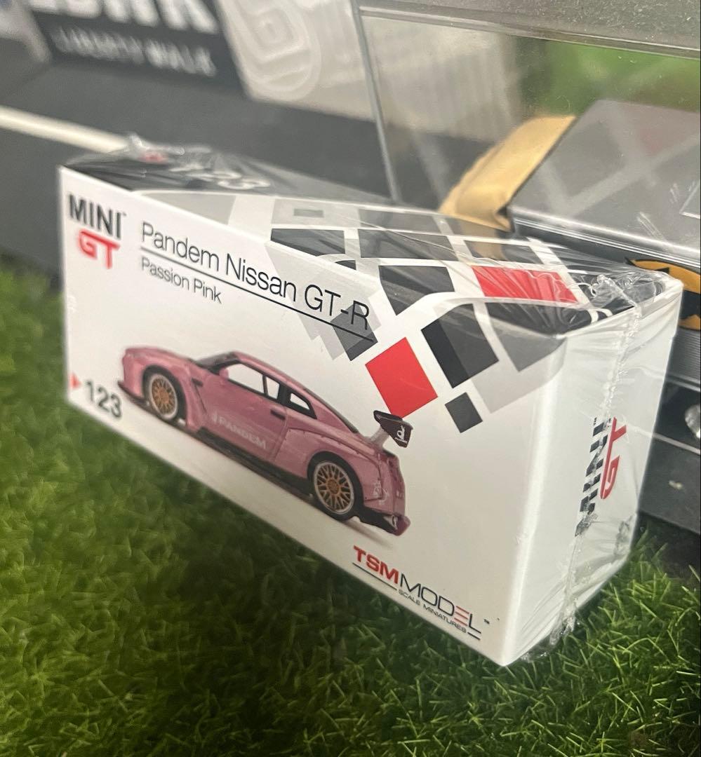 miniGTパンデム 1/64 GTR R35 パッション ピンク。No.123