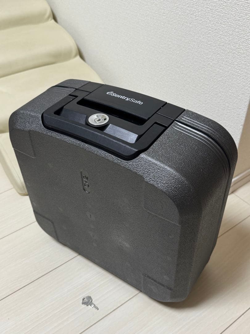 Sentry ポータブル耐火・防水保管庫　7.8L フラットキー