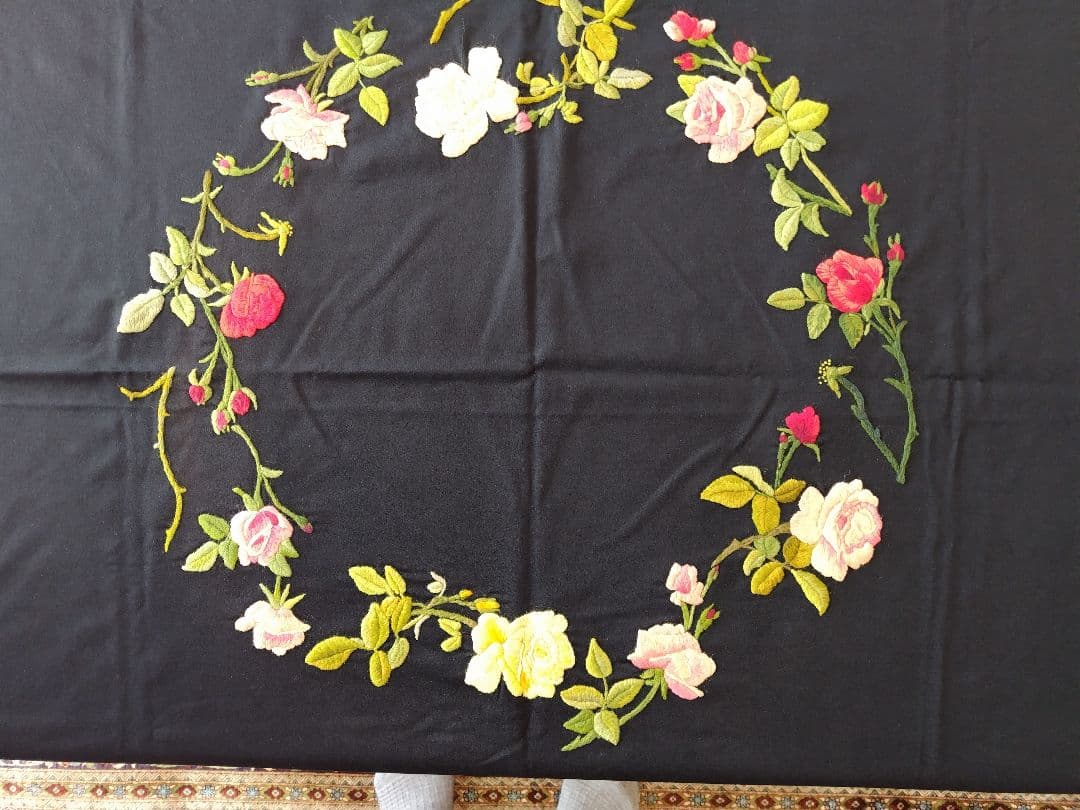 刺繍花模様の黒いテーブルクロス　ハンドメイド　ビンテージ