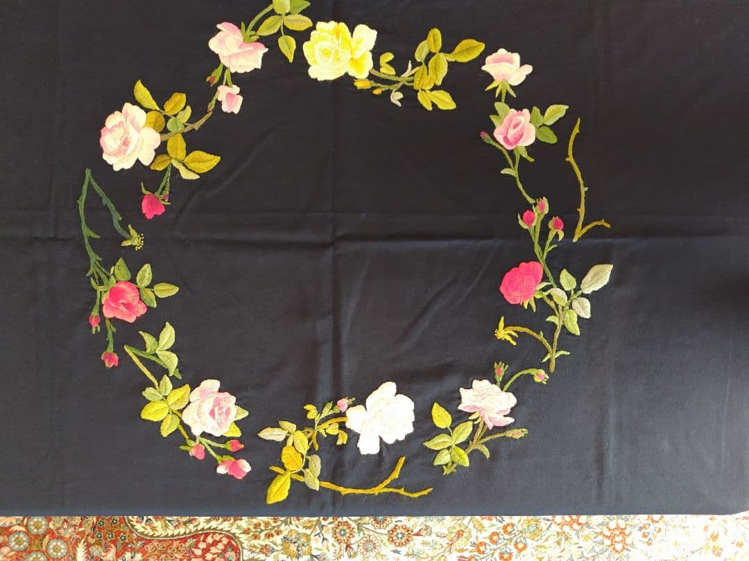 刺繍花模様の黒いテーブルクロス　ハンドメイド　ビンテージ