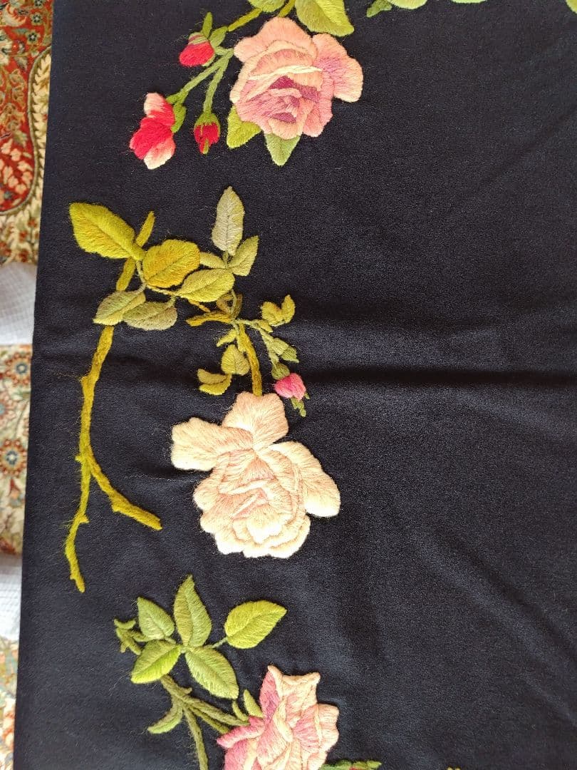 刺繍花模様の黒いテーブルクロス　ハンドメイド　ビンテージ