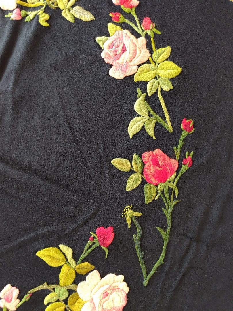 刺繍花模様の黒いテーブルクロス　ハンドメイド　ビンテージ