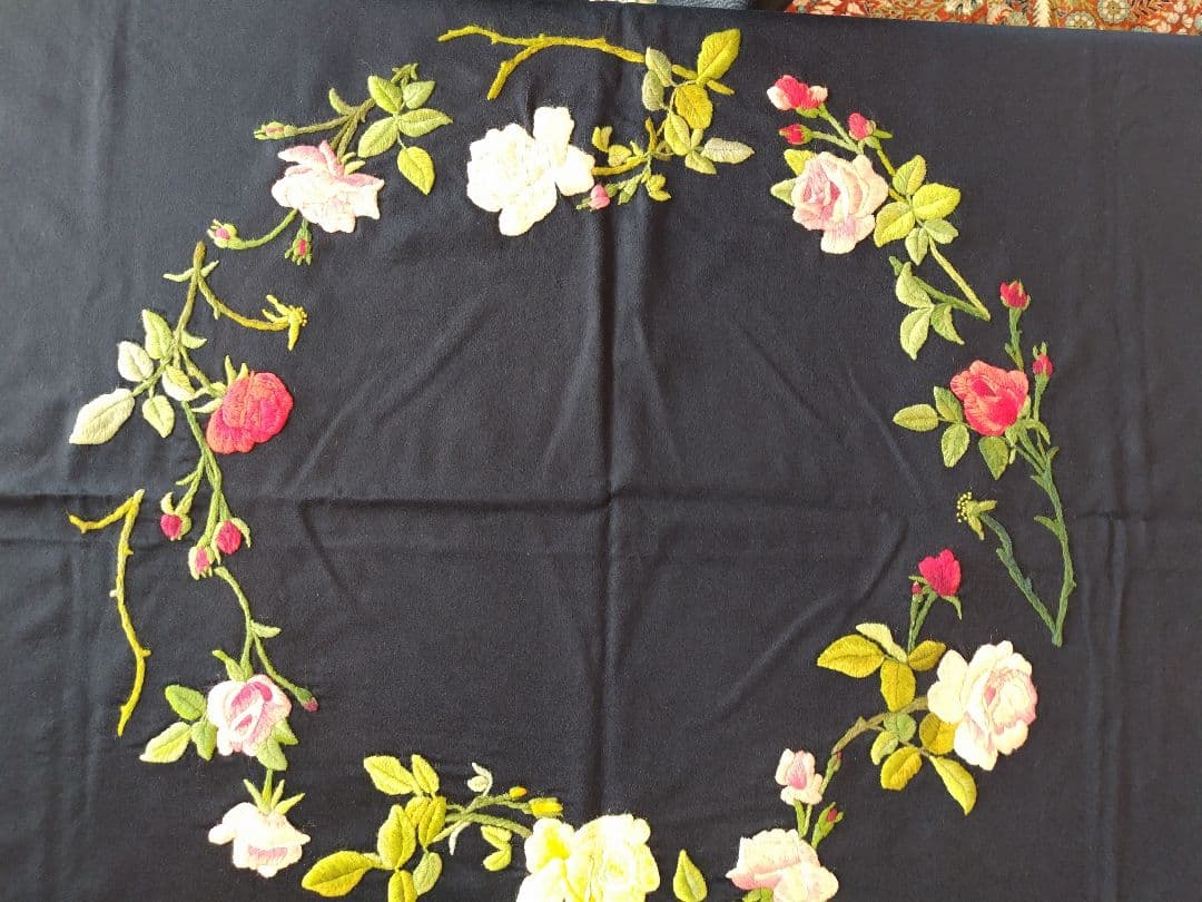 刺繍花模様の黒いテーブルクロス　ハンドメイド　ビンテージ