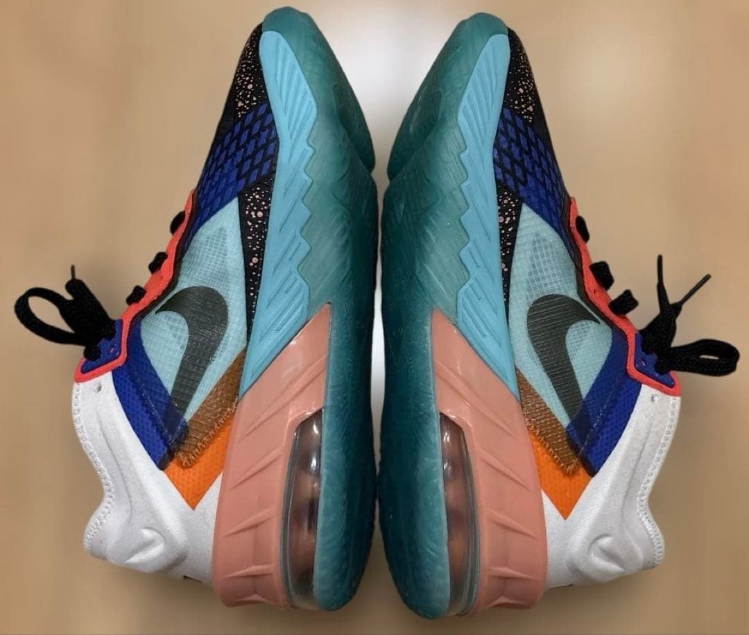 Nike ビッグキッズ レブロン18 ローサミット ホワイト/ブラック　24cm
