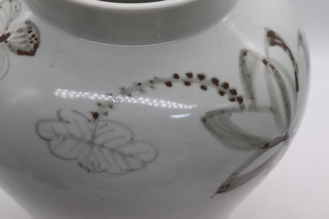 朝鮮　白磁に辰砂釉　蓮紋壺　送料込み260402