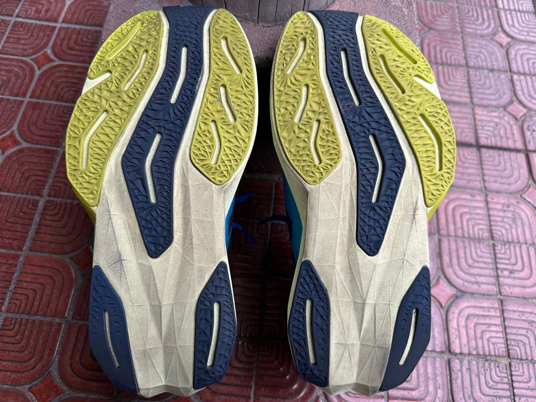 New Balance Rebel V4 青 ランニングシューズ