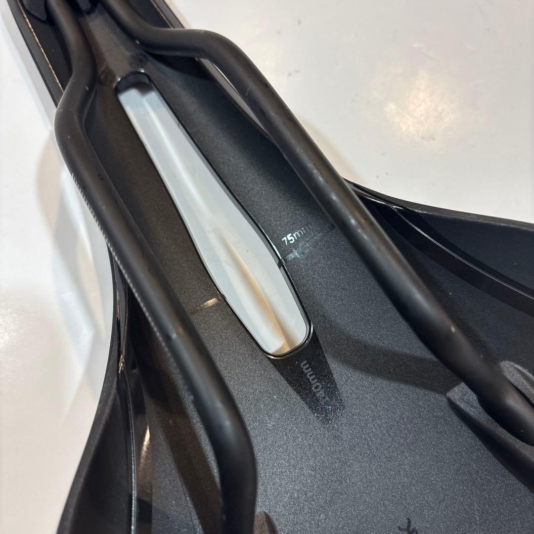 【未使用】fi'zi:k ANTARES サドル OPEN REGULAR