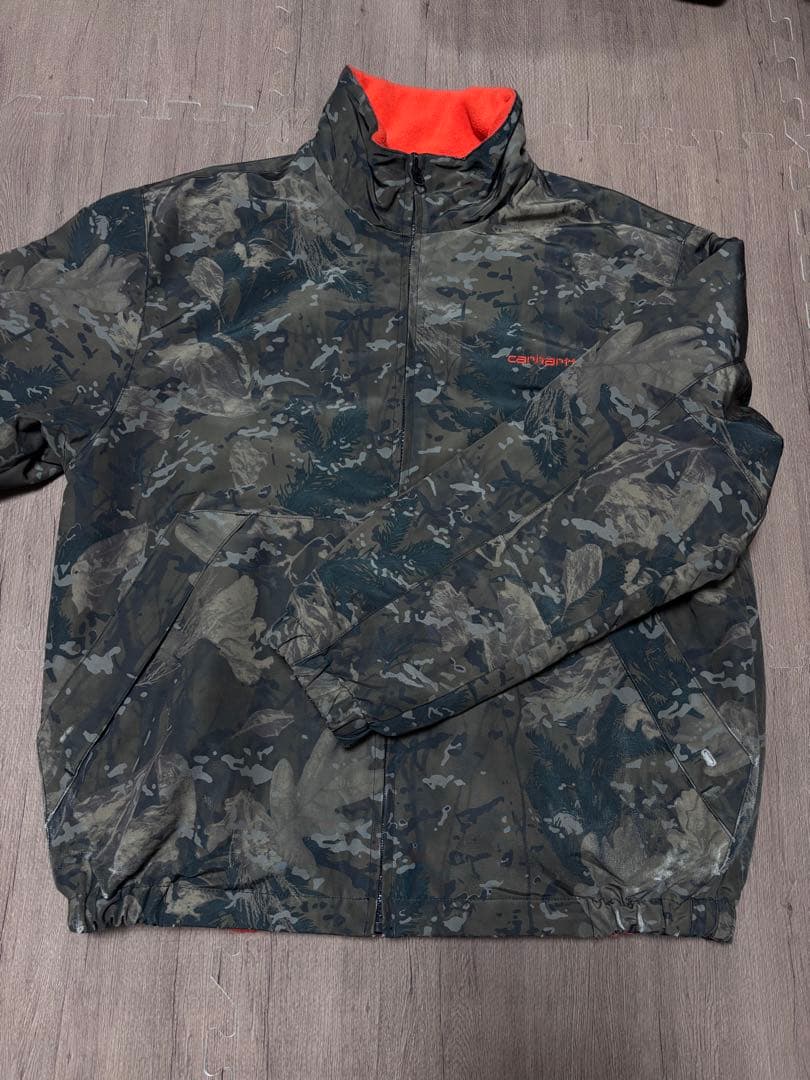 Carhartt のリバーシブルジャケット 迷彩柄　オレンジ色　フリース