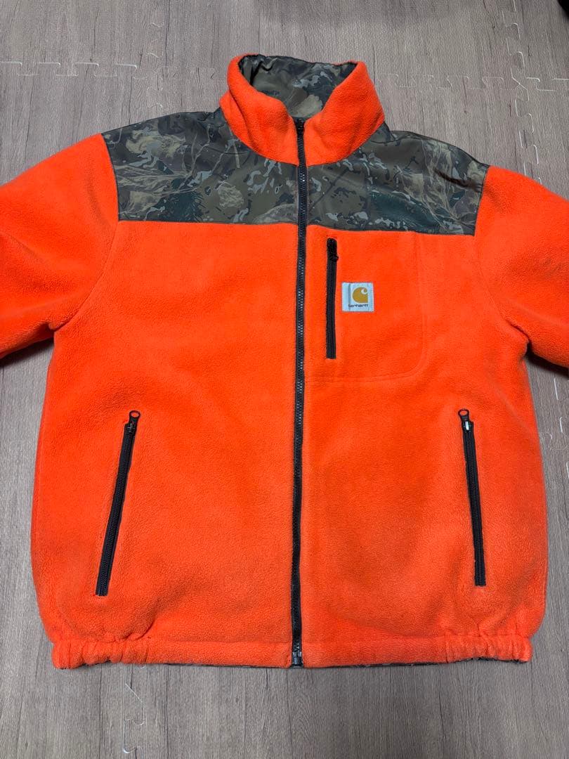 Carhartt のリバーシブルジャケット 迷彩柄　オレンジ色　フリース