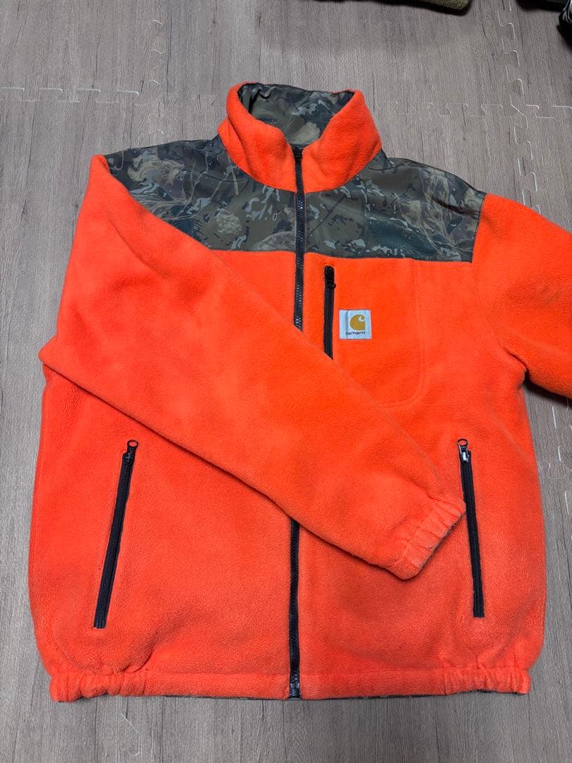 Carhartt のリバーシブルジャケット 迷彩柄　オレンジ色　フリース