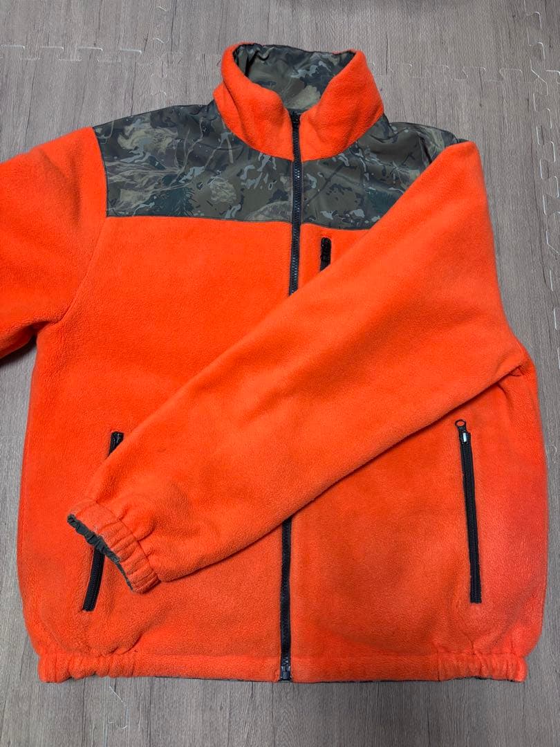 Carhartt のリバーシブルジャケット 迷彩柄　オレンジ色　フリース